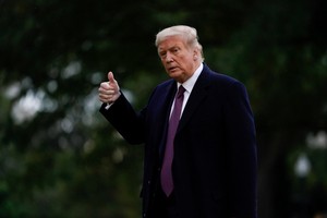 Tổng thống Mỹ Trump chuẩn bị rời thủ đô Washington đến vận động tranh cử ở New Jersey hôm 1/10. Ảnh: AP.