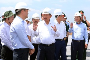 Phó Thủ tướng Trương Hòa Bình thị sát Khu tái định cư Lộc An - Bình Sơn ngày 30/9.