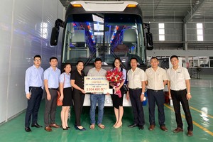 Bà Lưu Thị Hà - Giám đốc BSH Thanh Hóa - Đại diện cho Tổng công ty cổ phần Bảo hiểm BSH tặng hoa và trao xe cho anh Ma Khánh Chang.