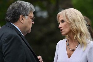 Bộ trưởng Tư pháp Mỹ William Barr nói chuyện với cựu cố vấn Nhà Trắng Kellyanne Conway tại sự kiện ở Vườn Hồng, Nhà Trắng, hôm 26/9. Ảnh: AFP.