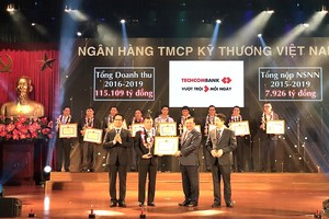 Phó Tổng Giám đốc Techcombank, ông Phạm Quang Thắng nhận bằng khen tại buổi lễ vinh danh.
