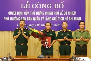 Lãnh đạo Ban Quản lý Lăng trao quyết định và chúc mừng Đại tá Phạm Hải Trung.