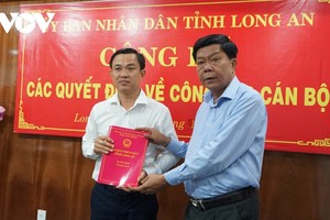 Ông Trần Văn Cần trao quyết định bổ nhiệm ông Trần Minh Hùng giữ chức vụ Giám đốc Sở Xây dựng.