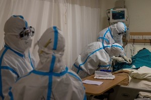 Nhân viên y tế chăm sóc cho bệnh nhân nhiễm nCoV tại một bệnh viện ở New Delhi, Ấn Độ, ngày 5/9. Ảnh: Reuters.