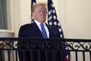 Tổng thống Trump đứng trên ban công Truman ở Nhà Trắng hôm 5/10, sau khi rời Trung tâm Quân y Walter Reed. Ảnh: AP.