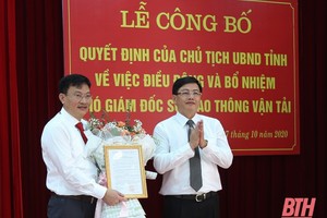 Ông Mai Xuân Liêm, Phó chủ tịch UBND tỉnh Thanh Hóa (phải) trao Quyết định, tặng hoa chúc mừng tân Phó giám đốc Sở GTVT. Ảnh: Báo Thanh Hóa.