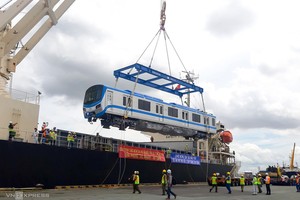 Toa tàu metro được cẩu lên bờ.