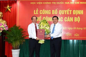 GS.TS Nguyễn Xuân Thắng trao quyết định giao Quyền Giám đốc Học viện Báo chí và Tuyên truyền cho PGS.TS Lưu Văn An.