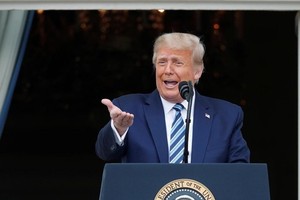 Tổng thống Trump phát biểu trước đám đông người ủng hộ từ ban công Nhà Trắng ngày 10/10. Ảnh: Reuters.