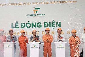 Niềm vui hiện rõ trên gương mặt ông Đức (đứng thứ năm từ phải sang) khi Thủy điện Pá Hu bắt đầu phát điện.