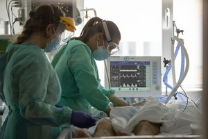 Bác sĩ kiểm tra một bệnh nhân Covid-19 tại phòng chăm sóc đặc biệt thuộc Bệnh viện Đại học Torrejon, Tây Ban Nha, ngày 6/10. Ảnh: AP.