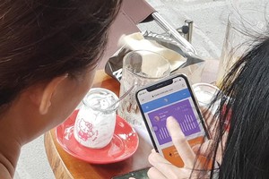 Môi giới đầu tư vào các sàn forex, tiền ảo diễn ra công khai. Ảnh: Đ.T