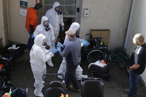 Hoạt động vệ sinh khử trùng phòng dịch bệnh tại một trung tâm chăm sóc sức khỏe ở Mỹ. Ảnh: AP.