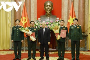 Tổng Bí thư, Chủ tịch nước Nguyễn Phú Trọng trạo Quyết định và tặng hoa cho hai tướng quân đội được thăng quân hàm.