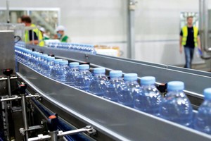 Thị trường nước lọc đóng chai đạt quy mô 161,04 tỷ USD vào năm 2018 và tiếp tục tăng mạnh, dù chất lượng hầu như không hơn nước máy công cộng.