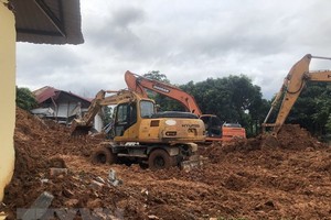 Các phương tiện nỗ lực tìm kiếm người bị nạn trong vụ sạt lở đất. (Ảnh: TTXVN phát).