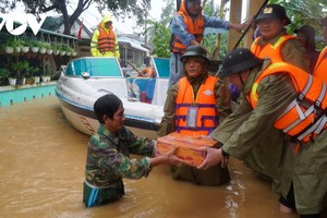 Lực lượng công an cứu trợ mì tôm cho dân vùng lũ. (Ảnh minh họa).