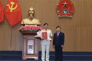 Viện trưởng Lê Minh Trí trao quyết định và chúc mừng tân Phó Viện trưởng Nguyễn Quang Dũng