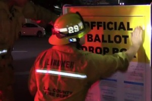 Hòm phiếu bị đốt cháy ở California. (Ảnh: NBC).