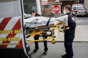 Bệnh nhân Covid-19 trên cáng ở New York, Mỹ. Ảnh: ABC News.