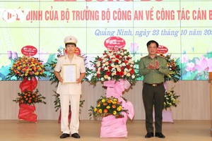 Thượng tá Trần Xuân Ánh, Phó Cục Trưởng Cục Tổ chức cán bộ - Bộ Công an trao quyết định điều động và bổ nhiệm có thời hạn Trung tá Mai Thế Quang giữ chức vụ Phó Giám đốc Công an tỉnh Quảng Ninh.