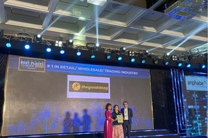 Đại diện Thế Giới Di Động nhận giải thưởng.