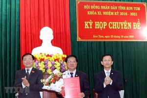 Ông Lê Ngọc Tuấn (giữa), Phó Bí thư Tỉnh ủy, Phó Chủ tịch Thường trực UBND tỉnh được bầu giữ chức Chủ tịch UBND tỉnh Kon Tum. (Ảnh: Cao Nguyên/TTXVN).