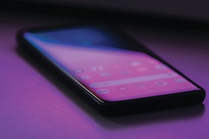 Nhiều người tiêu dùng châu Á đang chuyển sang các ứng dụng thanh toán không tiếp xúc trên điện thoại. Ảnh: Jonah Pettrich.