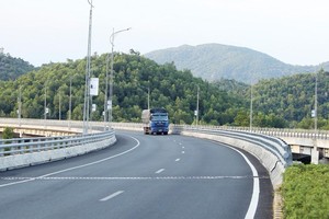 Trong bối cảnh nhu cầu vốn đầu tư phát triển kết cấu hạ tầng ngày càng lớn, thì việc đẩy nhanh tiến độ, ấn định phương án đầu tư các dự án PPP sẽ góp phần giảm gánh nặng cho ngân sách nhà nước. Ảnh: Đức Thanh.