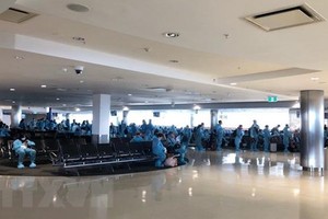 Các công dân Việt Nam làm thủ tục tại sân bay. (Ảnh: TTXVN phát).