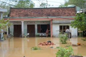 Nhà dân ngập sâu trong nước do mưa lũ. (Ảnh: Quốc Dũng/TTXVN).