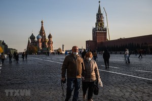 Người dân đeo khẩu trang phòng dịch COVD-19 tại Moskva, Nga ngày 28/10/2020. (Ảnh: THX/TTXVN).