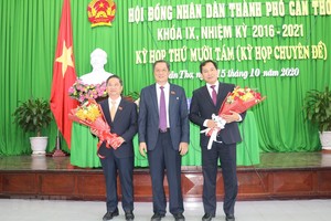 Chủ tịch Ủy ban nhân dân thành phố Cần Thơ Trần Việt Trường (trái) và nguyên Chủ tịch Ủy ban nhân dân thành phố Lê Quang Mạnh. (Ảnh: Ngọc Thiện/TTXVN).