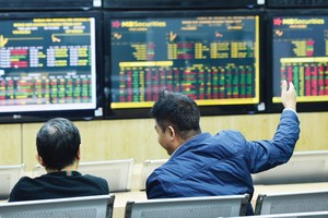 Trong “sóng” tăng luôn có những nhịp điều chỉnh, nhất là khi thị trường bước vào giai đoạn thiếu thông tin hỗ trợ. Ảnh: Dũng Minh.