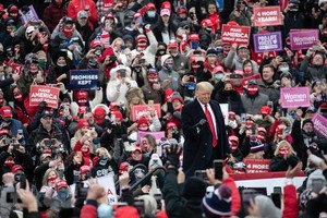 Tổng thống Mỹ Donald Trump vận động tranh cử tại Waterford, bang Michigan ngày 30/10/2020. (Ảnh: Getty Images/TTXVN).