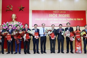 Trao quyết định phân công, điều động 9 cán bộ thuộc diện quản lý của Ban Thường vụ Tỉnh ủy (Ảnh: Báo Lào Cai).