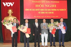 Ông Lê Văn Thành, Bí thư Thành ủy, Chủ tịch HĐND thành phố Hải Phòng và ông Nguyễn Văn Tùng, Phó Bí thư Thành ủy, Chủ tịch UBND thành phố Hải Phòng trao quyết định và chúc mừng các cán bộ được điều động, bổ nhiệm.