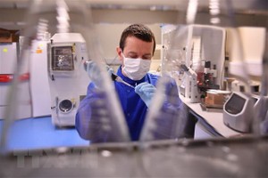 Chuyên gia nghiên cứu vắcxin phòng COVID-19 trong phòng thí nghiệm tại Burgess Hill, Anh. (Ảnh: AFP/TTXVN).