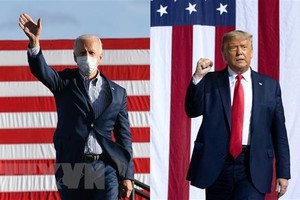 Tổng thống Mỹ Donald Trump (phải) tại cuộc vận động tranh cử ở bang Bắc Carolina ngày 21/10/2020 và ứng cử viên Tổng thống Mỹ của đảng Dân chủ Joe Biden (trái) tại cuộc vận động tranh cử ở bang Pennsylvania ngày 24/10/2020. (Nguồn: AFP/TTXVN).