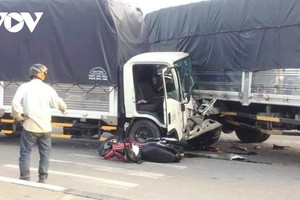 Container lao vào dòng xe đang chờ đèn đỏ gây tai nạn liên hoàn