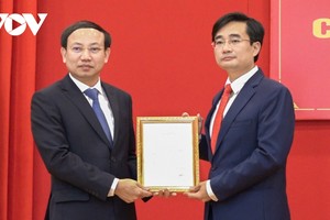 Bí thư Tỉnh ủy Quảng Ninh Nguyễn Xuân Ký trao quyết định cho Tân Bí thư Thành ủy Cẩm Phả Nguyễn Anh Tú.