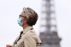 Người dân đeo khẩu trang phòng dịch COVID-19 tại Paris, Pháp ngày 23/10/2020. (Nguồn: THX/TTXVN).