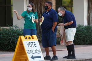 Cử tri Arizona đi bỏ phiếu ngày 3/11. (Ảnh: Reuters).