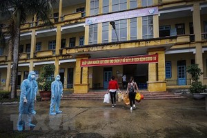 Các công dân vào khu cách ly tập trung. (Ảnh minh họa: Trọng Đạt/TTXVN).