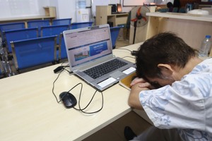 Không ít nhà đầu tư tại các sàn giao dịch tiền ảo bị… “sập bẫy”. Ảnh: Dũng Minh.