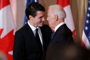 Ông Justin Trudeau (trái) và ông Joe Biden. Ảnh: Reuters.