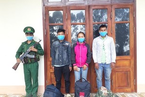 Ba đối tượng bị bắt giữ khi nhập cảnh trái phép. (Ảnh: Xuân Tư/TTXVN).