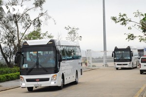 Xe ô tô đưa các công dân về khu khách ly,