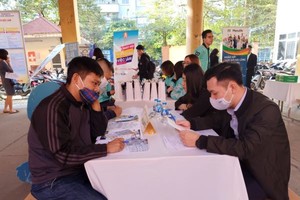 Người lao động tìm hiểu các vị trí việc làm tại phiên giao dịch việc làm.