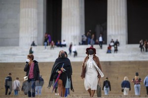 Người dân đeo khẩu trang phòng lây nhiễm COVID-19 tại Washington, D.C., Mỹ. (Ảnh: THX/TTXVN).